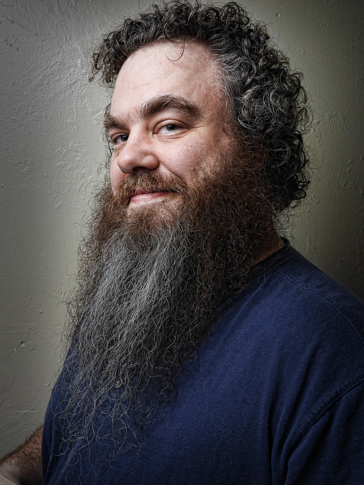 1200px-Patrick-rothfuss-2014-kyle-cassidy